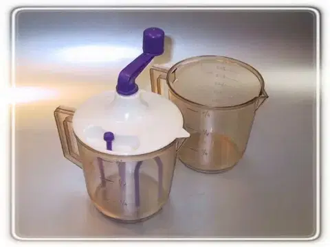 Odmerky MAKRO - Nádobka šlahača s odmerkou plast 700ml, rôzne farby