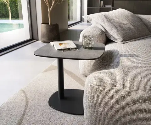 Odkládací stolky DELIFE Konferenčný stolík Edge zaoblený 50×50 cm keramika betónová sivá Eleny kov čierna