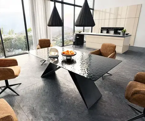 Jedálenské stoly DELIFE Jedálenský stôl Edge 200x100 reliéfne sklo dymovo čierna 3D dizajn podstava v tvare V plochá oceľ čierna