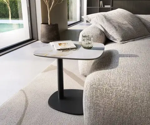 Odkládací stolky DELIFE Konferenčný stolík Edge zaoblený tvar 50×50 cm keramika onyx perla Eleny kov čierna
