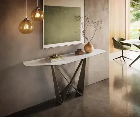 Konzolové stolíky DELIFE Konzolový stolík Edge polygonálny 180×50 cm keramika onyx perla Spios kov titánová farba