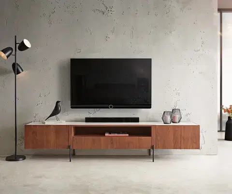 Televízne stolíky DELIFE TV stolík Secara 220 cm akácia hnedá 2 dvierka 2 zásuvky mramorové nohy čierna