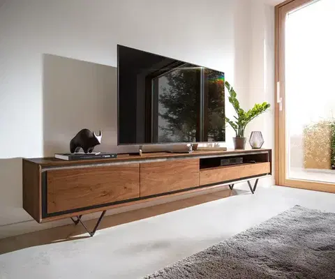 Televízne stolíky DELIFE TV stolík Stonegrace 240 cm akácia hnedá kamenná dyha 2 dvierka 2 zásuvky 1 priehradka podstava v tvare V čierna