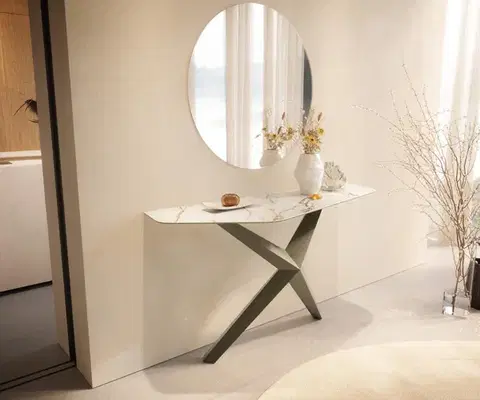 Konzolové stolíky DELIFE Konzolový stolík Edge polygonálny 140×50 cm keramika Calacatta Luxe bielo-zlato-šedá Zentharo kov titánová farba