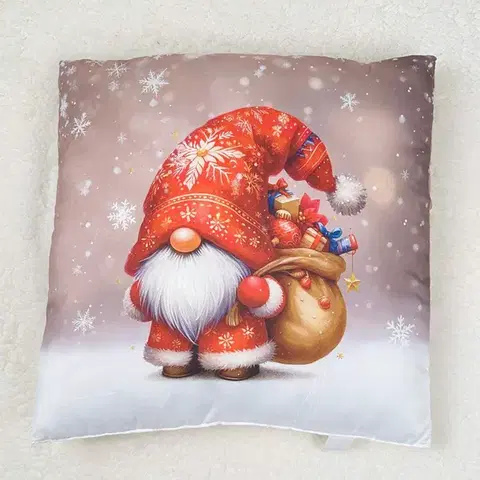 Dekoračné vankúše Vianočný vankúš antialergický Trpaslik červený 45x45cm TiaHome
