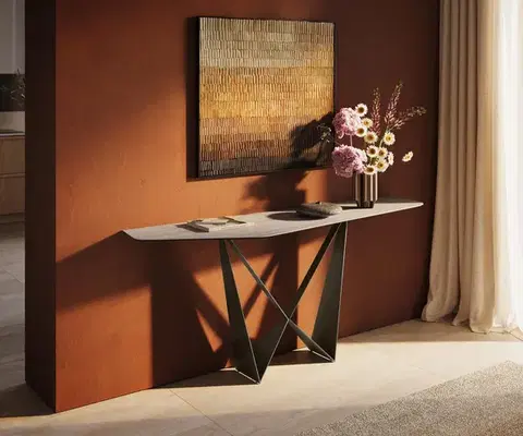 Konzolové stolíky DELIFE Konzolový stolík Edge polygonálny 180×50 cm keramika Laminam® Travertino Bianco krémovo biela Spios kov titánová farba efekt