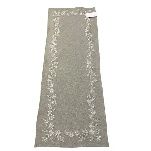 Obrusy Vyšívaný obrus Gloriette 40x110cm TiaHome